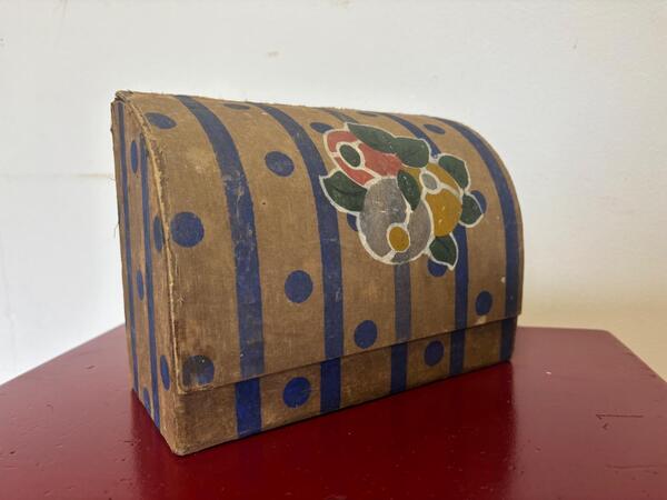 Coffret gaine de tissus peint vers 1920. Dans le gout de paul poiret