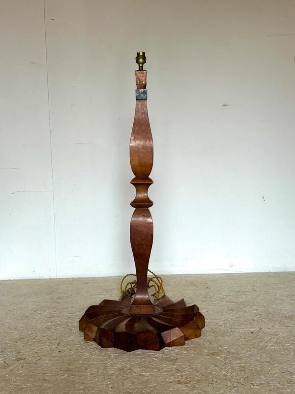 Important pied de lampe en noyer sculpté . Travail Francais vers 1940