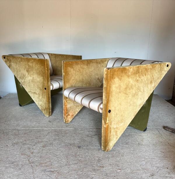 Importante paire de fauteuils assymetrique circa 1980