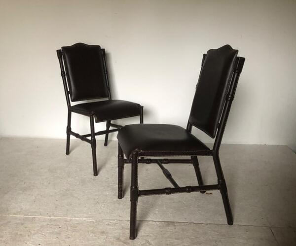 Jacques Quinet ( 1918 - 1992 ) paire de chaises en cuir piqué sellier circa 1950 