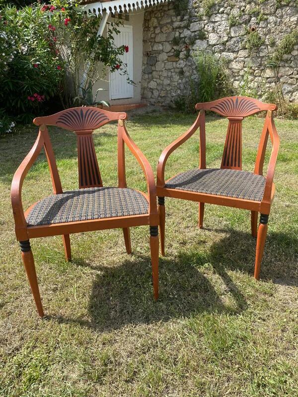 Paire de fauteuils vers 1925 en bois laque et cannage