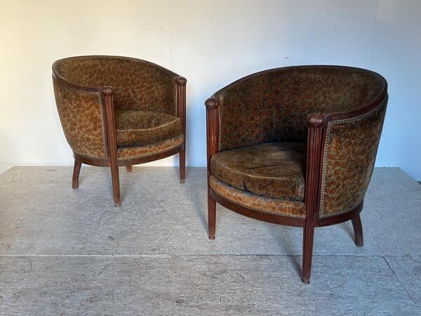 Paire de larges fauteuils Art Deco travail francais vers 1925