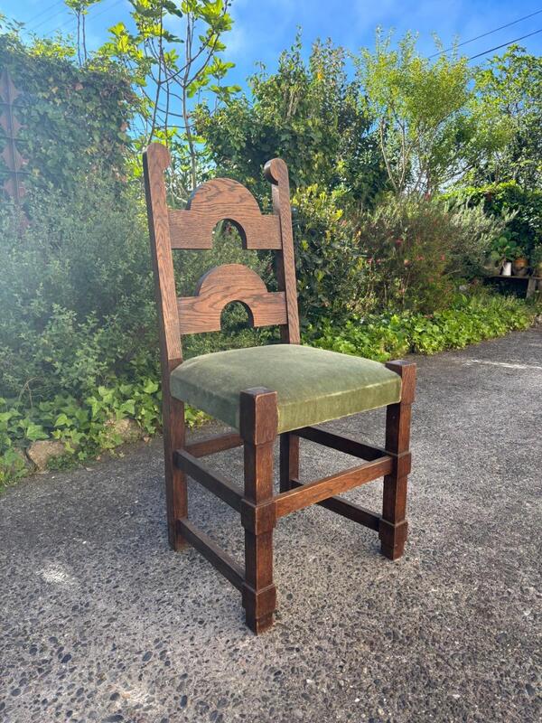 Suite de 6 chaises en chene . Travail francais vers 1940