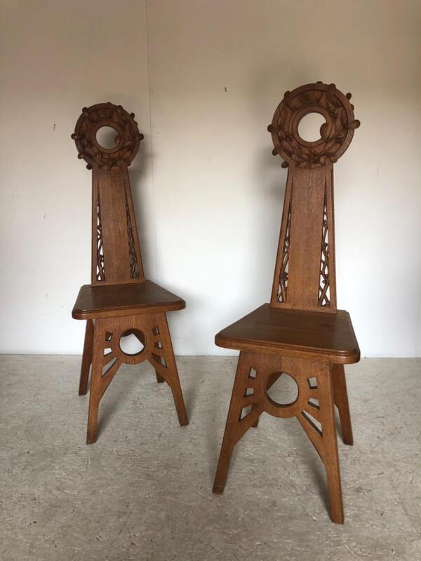 Travail anonyme. Paire de chaises d’epoque Art Nouveau en bois sculpté. circa 1910