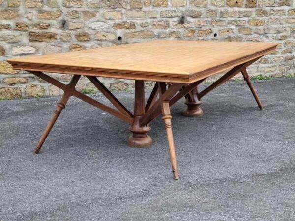 Travail Art Nouveau Belgique vers 1900 . Très importante table de salle a manger en chêne . 