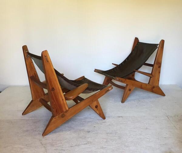 Travail français paire de fauteuils en pin et cuir circa 1950 