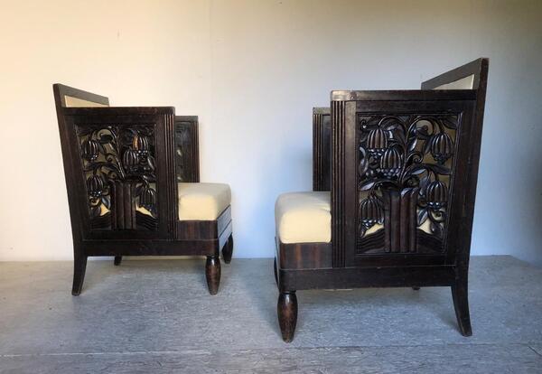 Travail Francais vers 1920 . Paire de fauteuils en bois teinté et macassar .  
