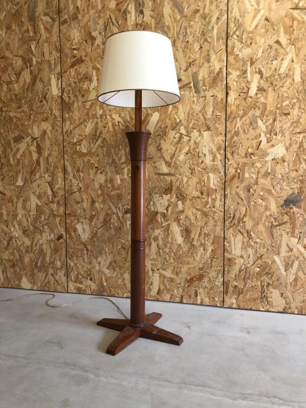 Travail francais vers 1940 lampadaire Art Deco en bois massif 